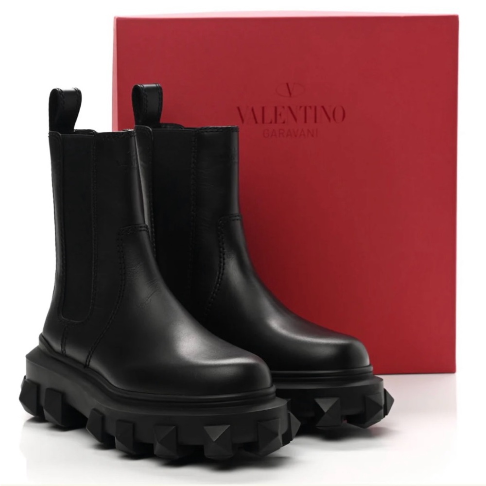 Like new authentic Valentino lug boot size 39 women’s